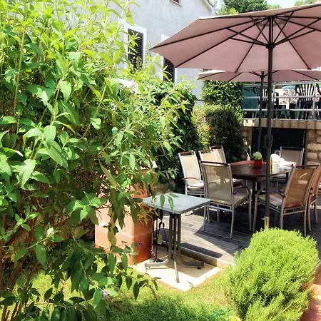 伯里克别墅公寓 罗维尼